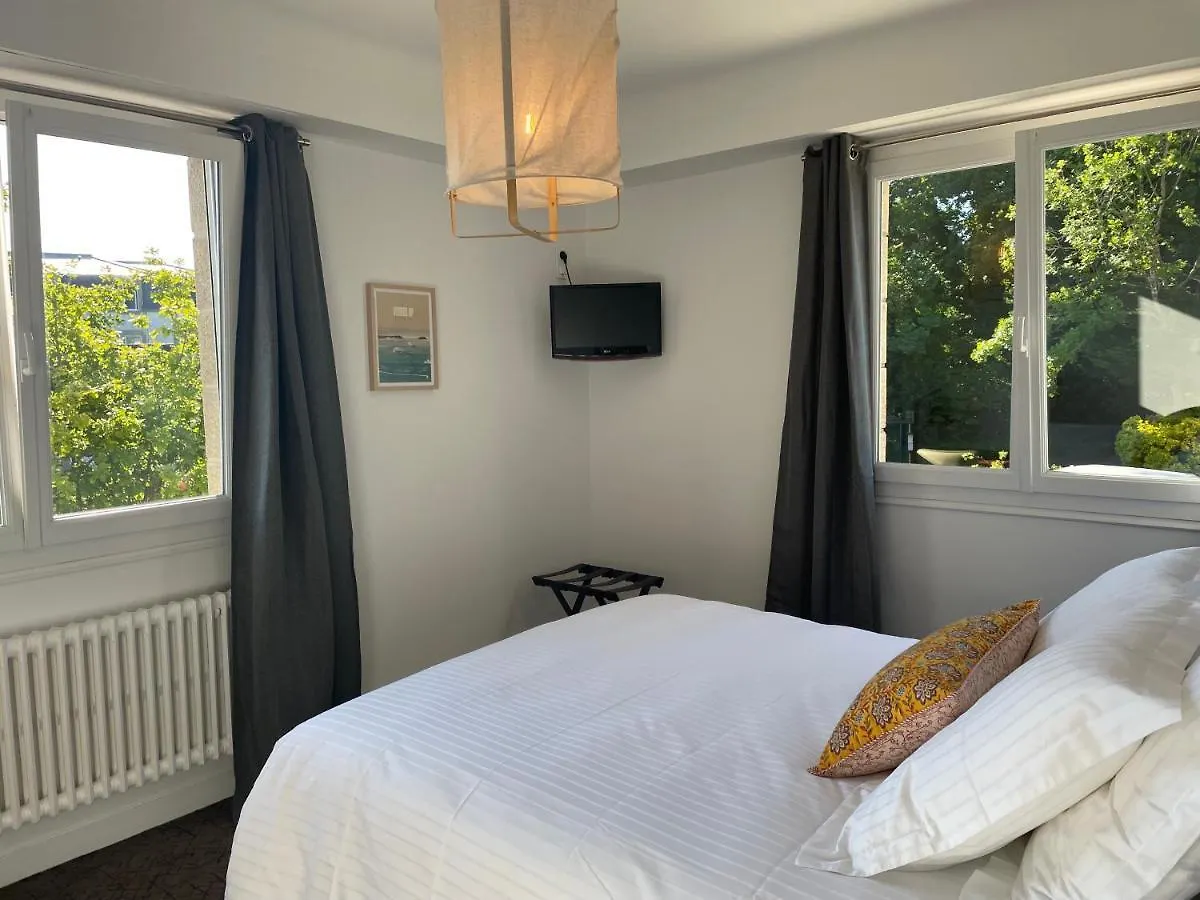 Hotel De La Cale Fouesnant 2*,